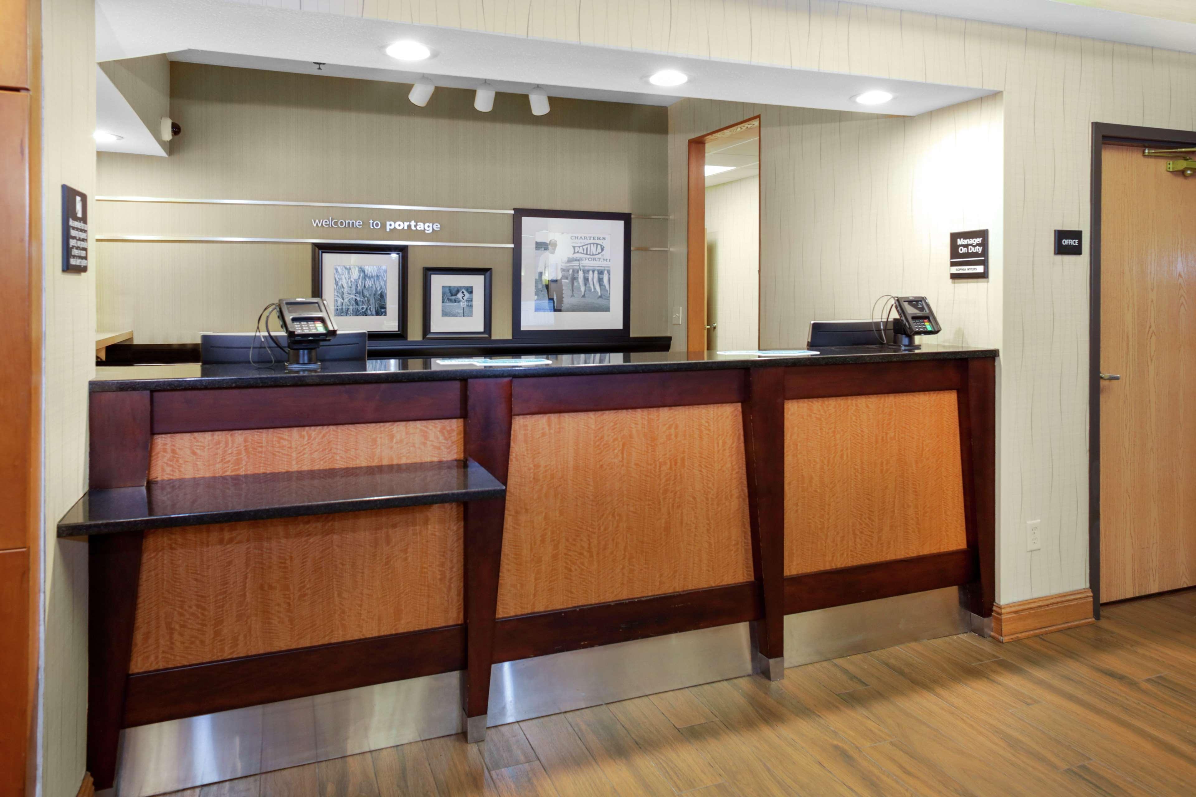 Hampton Inn Портедж Экстерьер фото